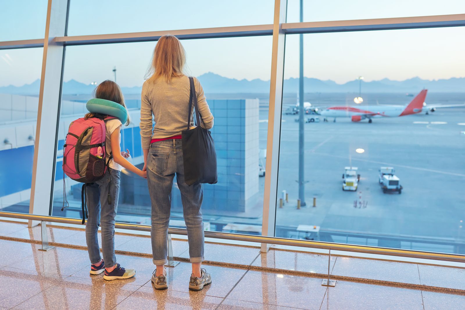 Mutter und Kind am Flughafen Mutter und Kind am Flughafen
