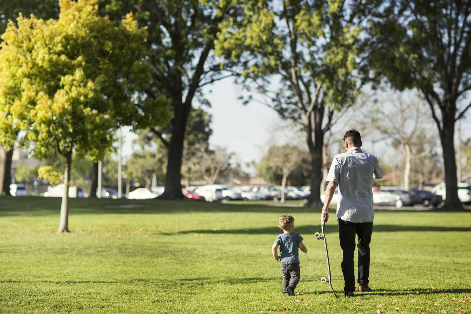 Vater und Kind beim Umgangswochenende im Park